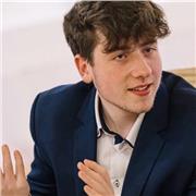 Salve a tutti! Sono un laureando in Lettere Moderne che impartisce lezioni di Italiano e Latino